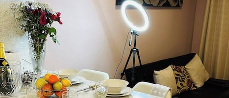 Apartment, 1 Bedroom, Balcony, Garden View | Dining