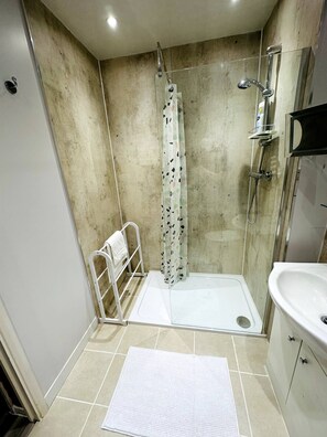 Bathroom - NKN Cosy Maisonette Dartford Station Free Parking (Dartford)