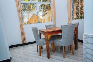 Dining room - Seafront villa (Pongwe)