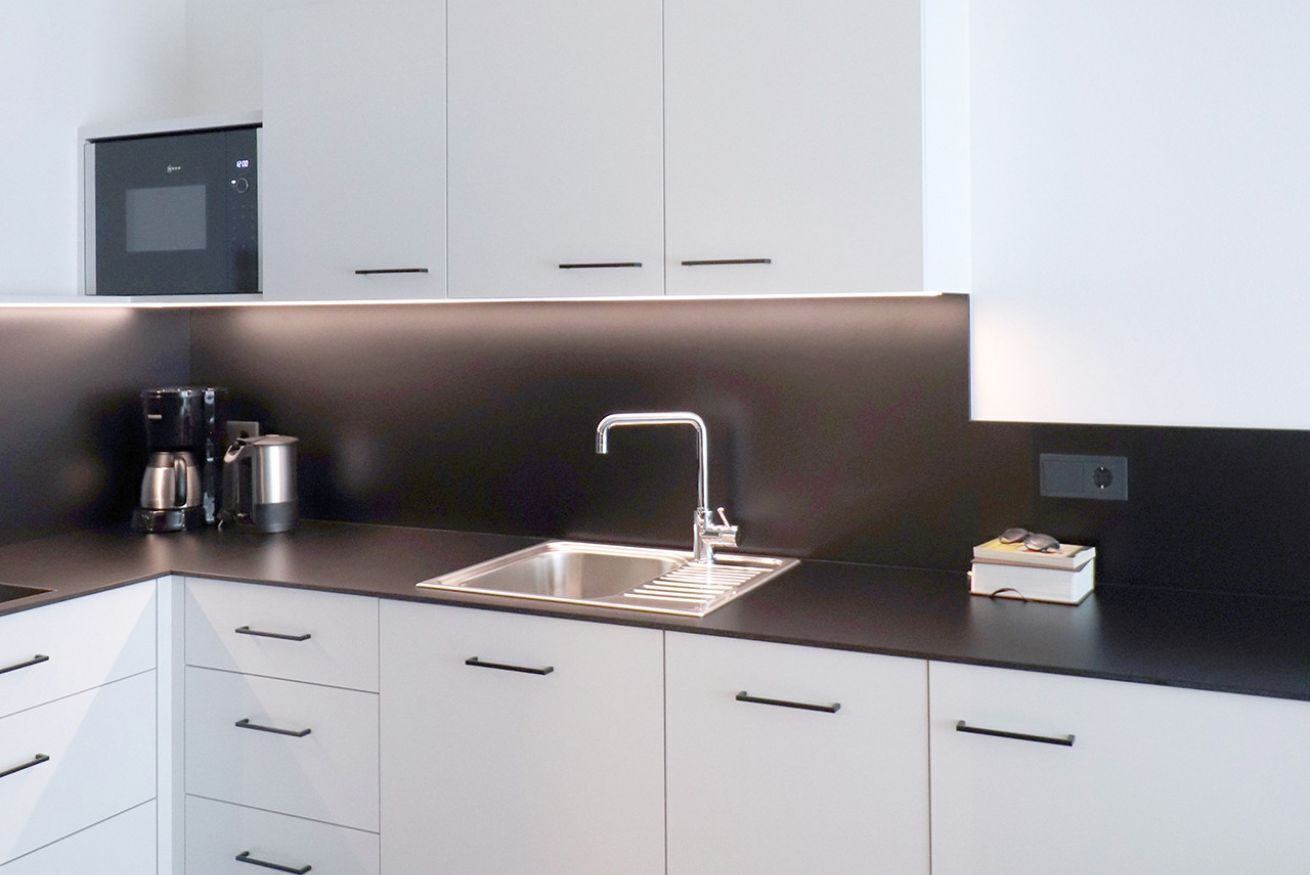 Kühlschrank, Mikrowelle, Ofen, Herdplatte