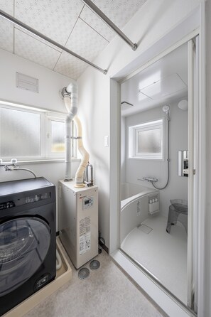 Combined shower/tub, hair dryer, slippers, bidet - THE VILLAGE 1002 (Asahikawa)