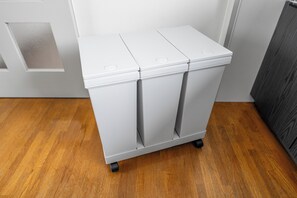 Fridge, microwave, stovetop, cookware/dishes/utensils - THE VILLAGE 1002 (Asahikawa)