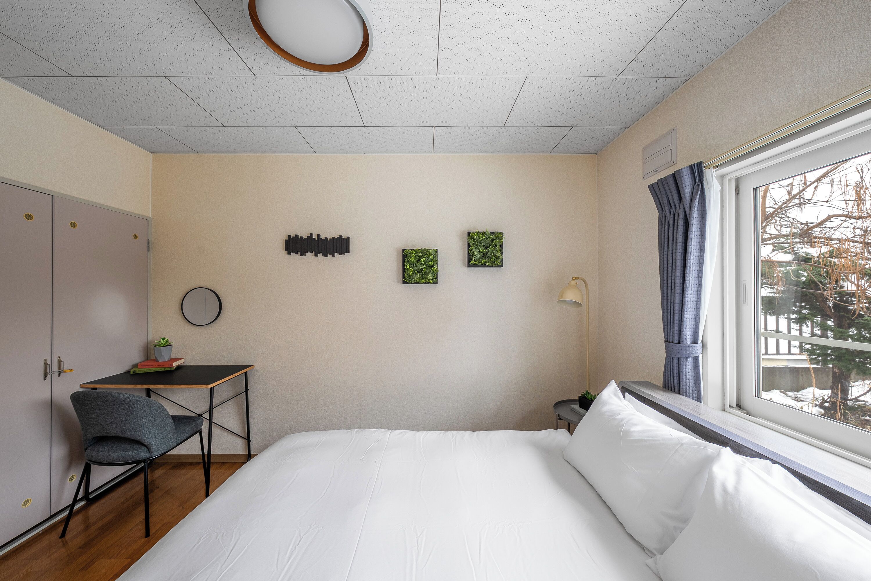 Een laptopwerkplek, een strijkplank/strijkijzer, gratis wifi