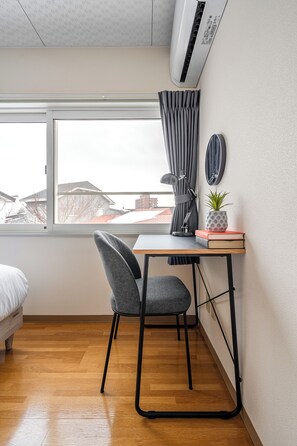 Arbetsyta för laptop, strykjärn/strykbräda och gratis wi-fi