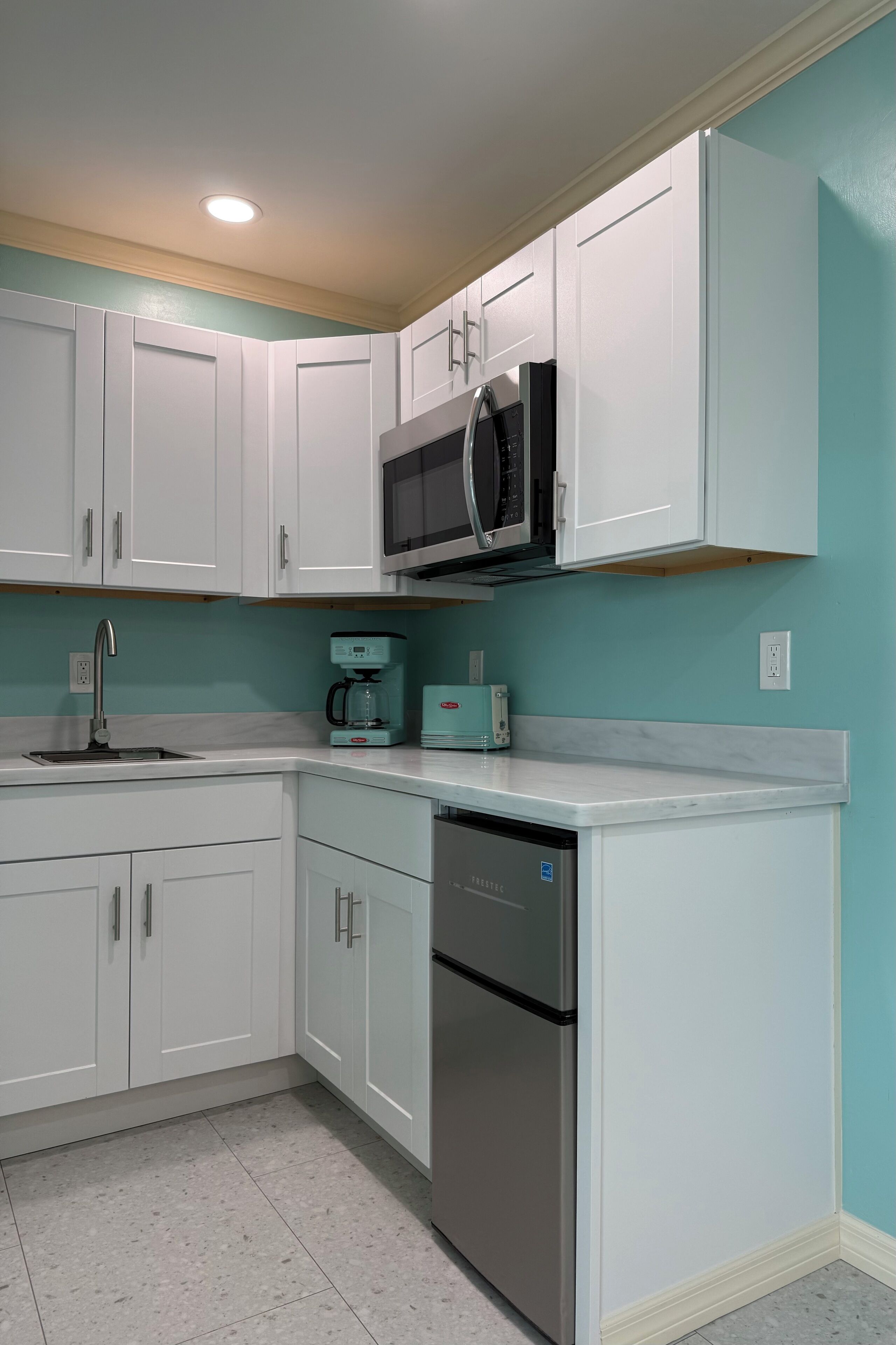 Micro-ondes, cafetière/bouilloire, grille-pain