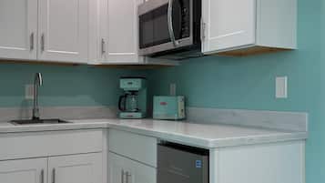 Microondas, cafetera y tetera y tostadora