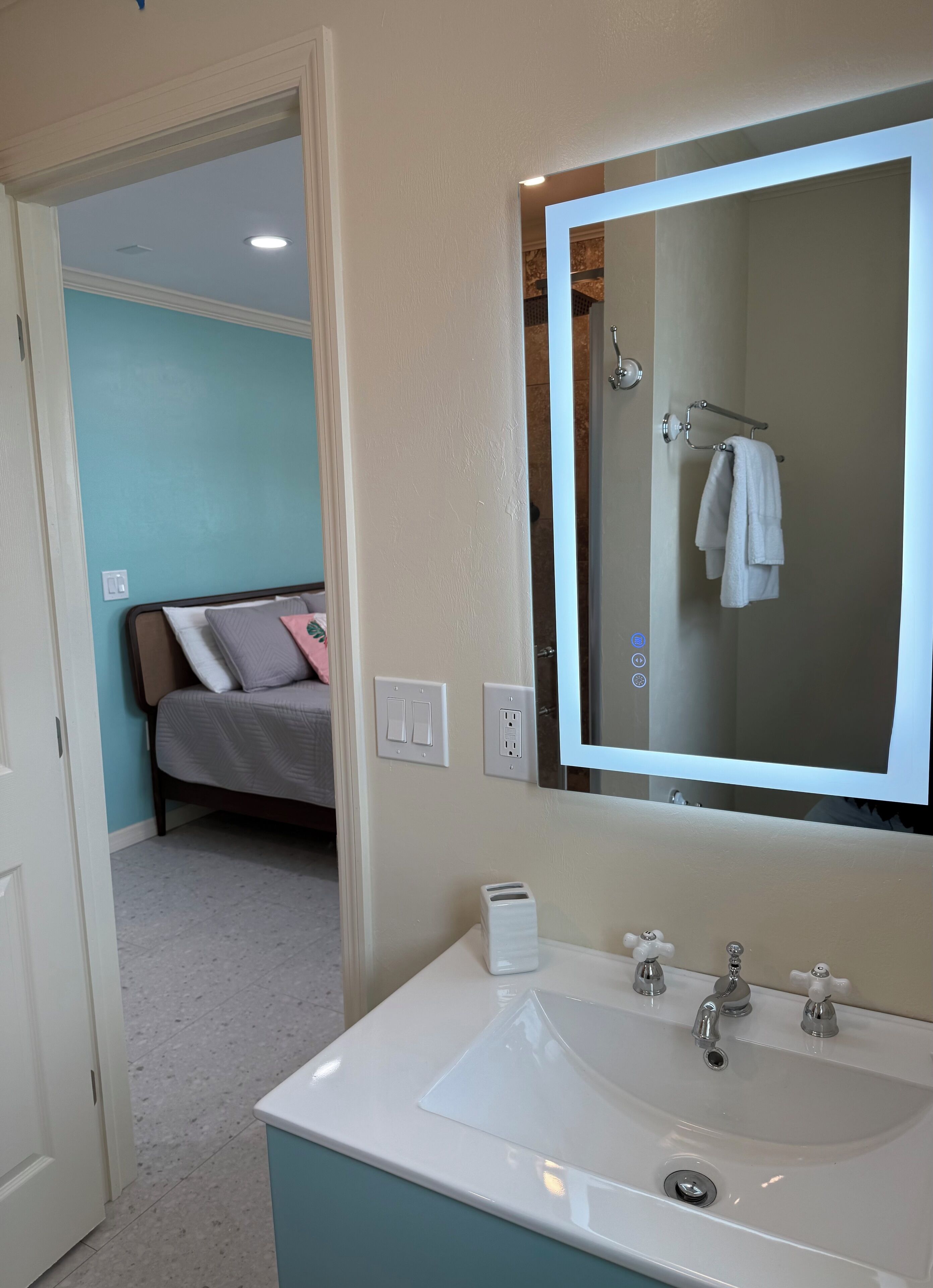 Sèche-cheveux, serviettes fournies