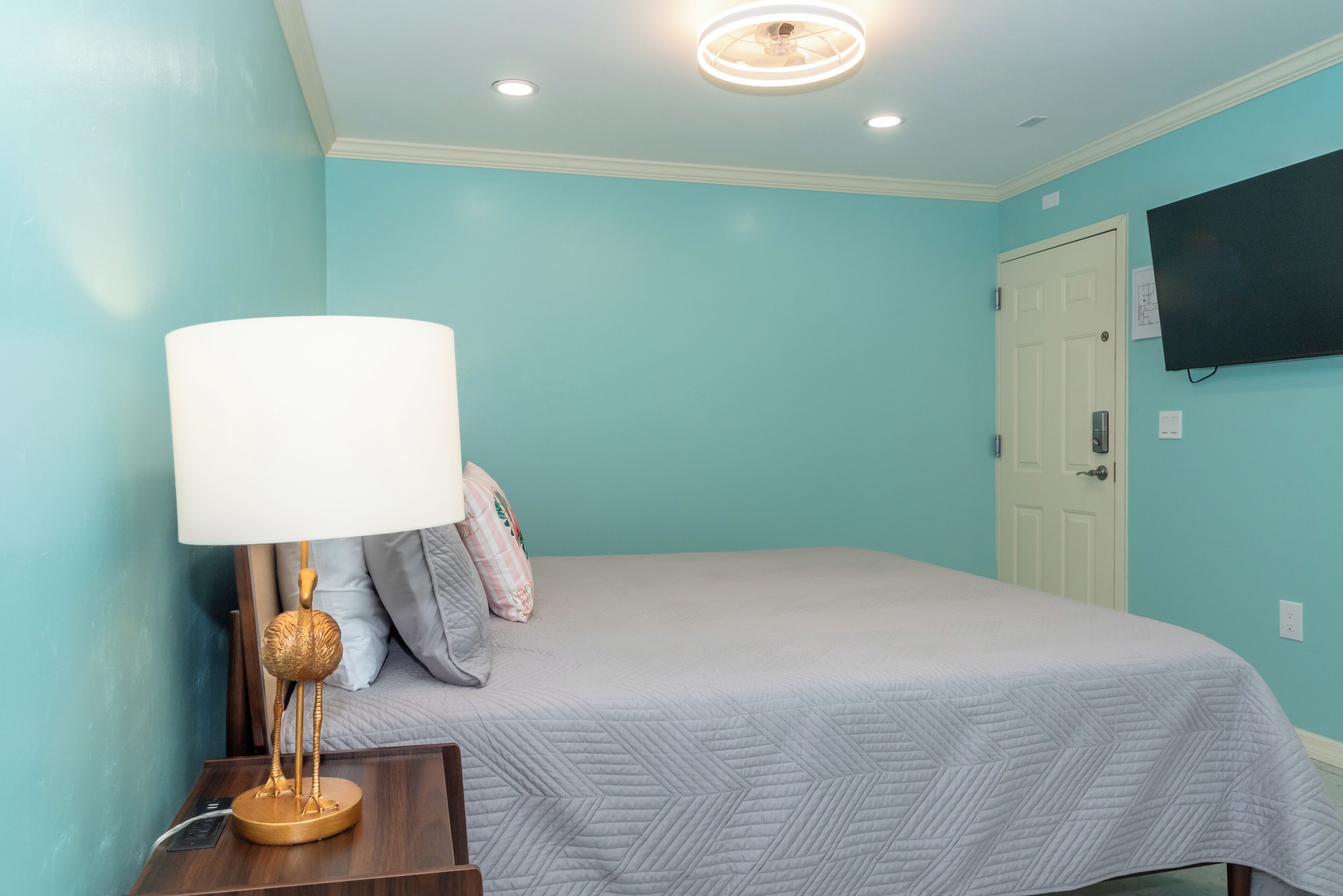 Iron/ironing board, Internet, bed sheets