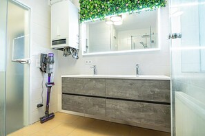 Ducha, artículos de tocador gratuitos, secador de pelo, toallas
