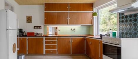 Een koelkast, een magnetron, een oven, een vaatwasser