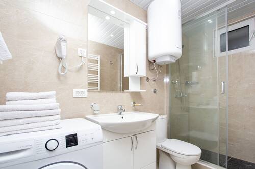 Apartament (Three bedroom apartment) | Bany | Dutxa i tovalloles