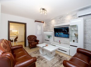 Apartment (Three bedroom apartment) | Living room | 32-inch flat-screen TV with cable channels - Guest House 4M Gregović (Petrovac)