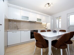 Apartment (Three bedroom apartment) | Private kitchen | Fridge - Guest House 4M Gregović (Petrovac)