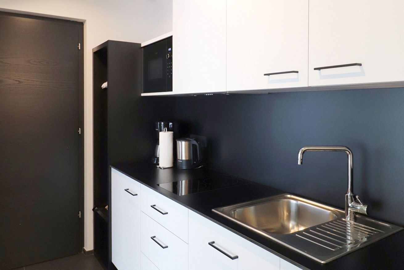 Wasserkocher mit Kaffee-/Teezubehör, Kühlschrank, Mikrowelle, Ofen