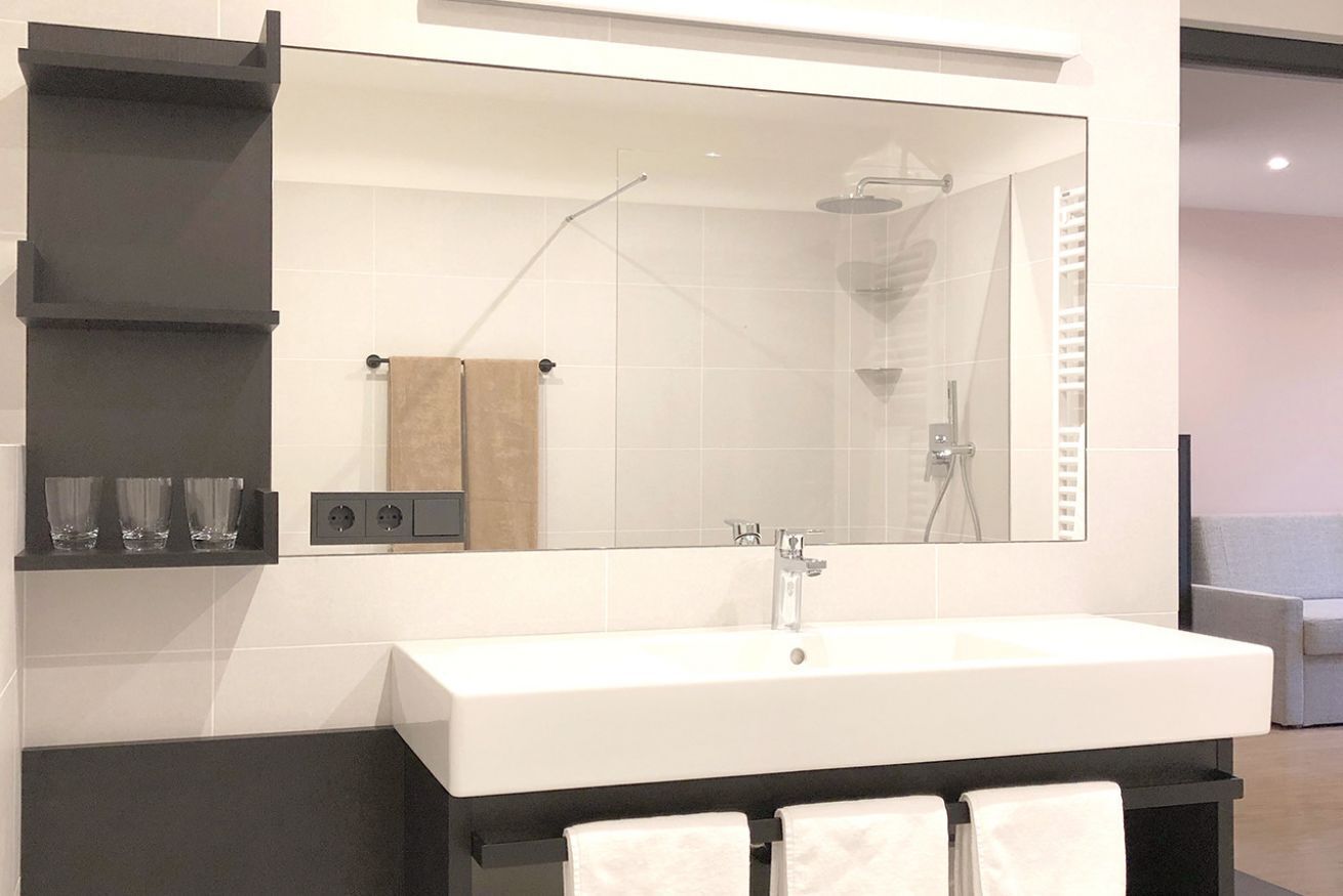 Douche, articles de toilette gratuits, sèche-cheveux, bidet