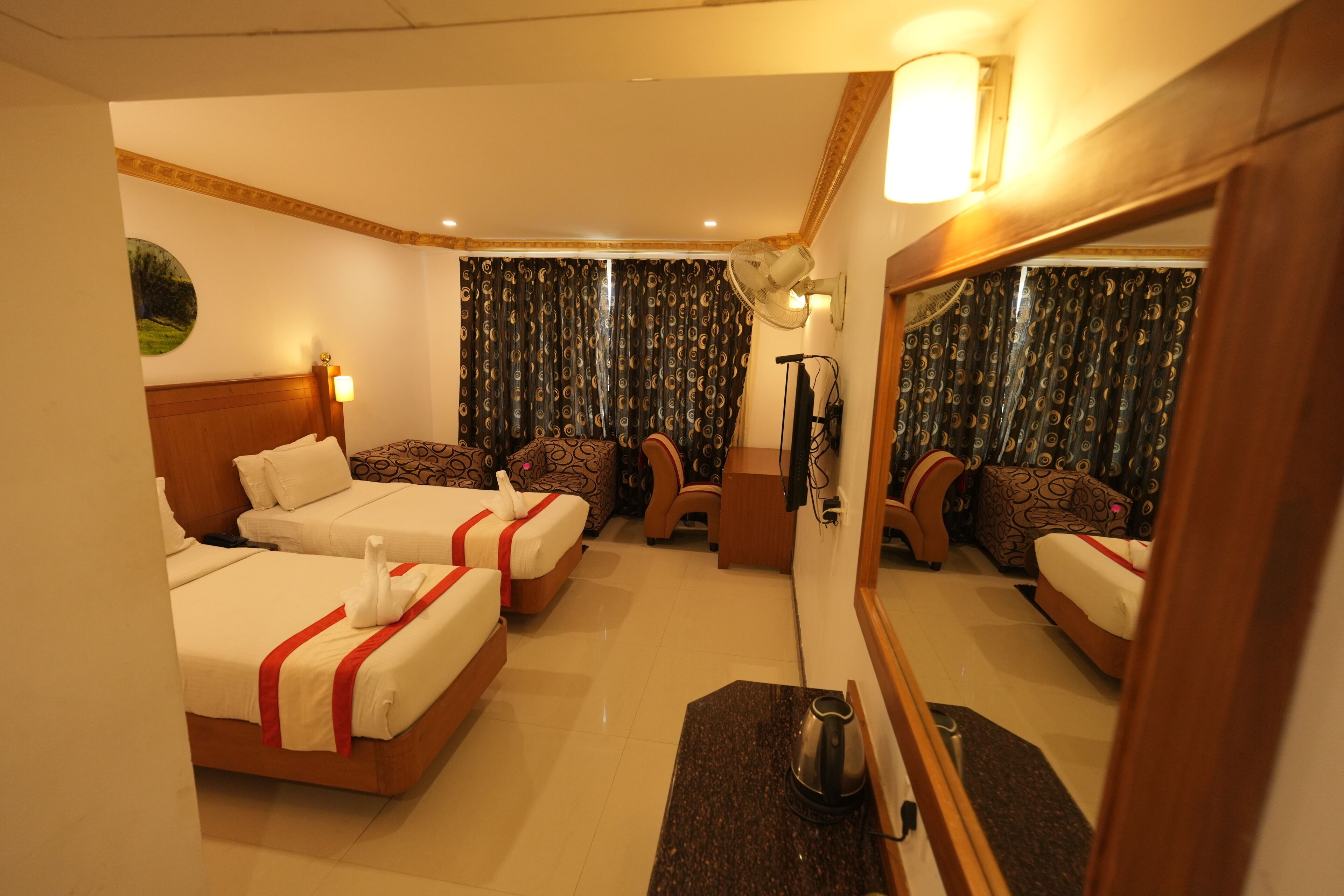 خزنة داخل الغرفة ومكتب ومساحة عمل للكمبيوتر المحمول وتجهيزات عازلة للصوت