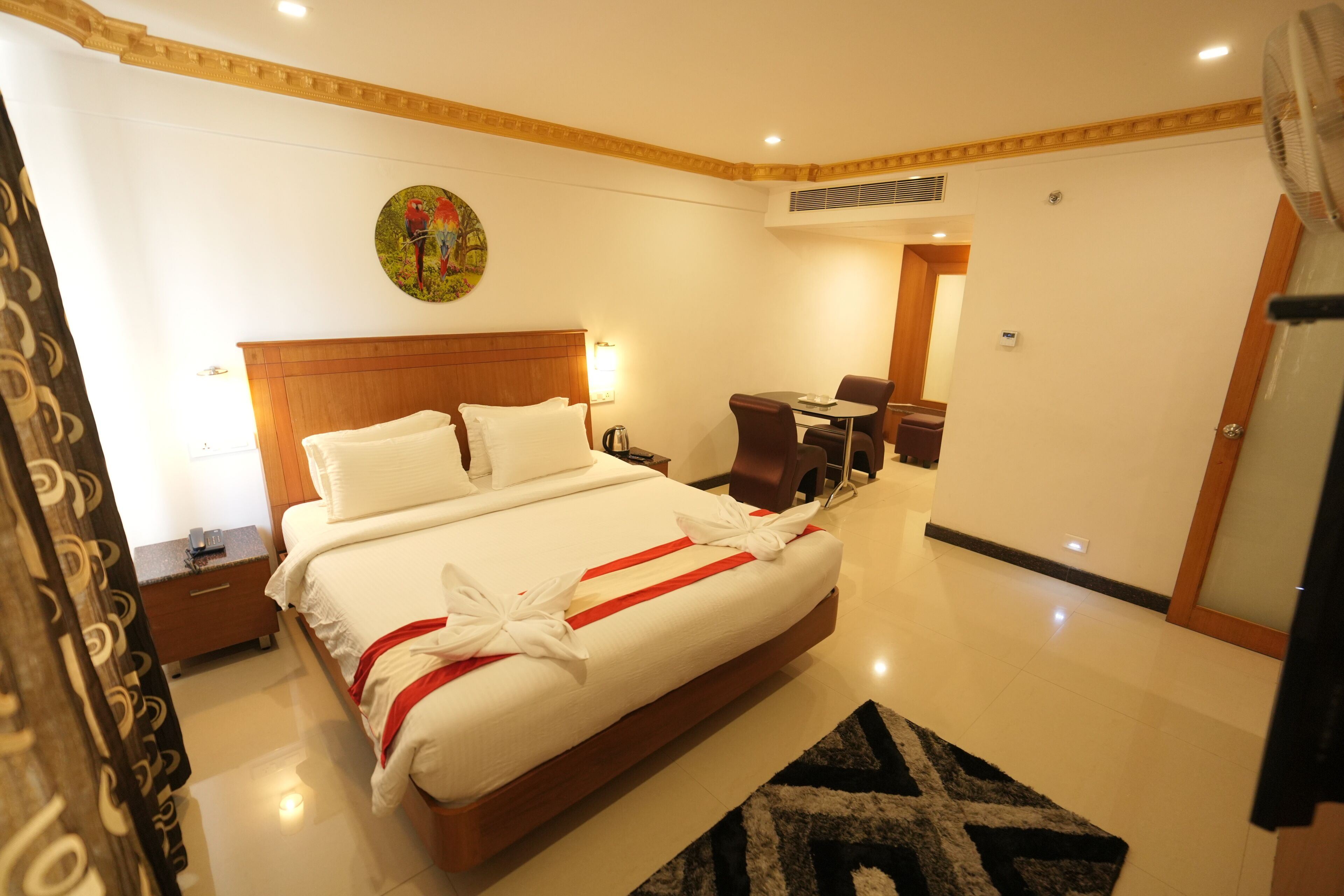 خزنة داخل الغرفة ومكتب ومساحة عمل للكمبيوتر المحمول وتجهيزات عازلة للصوت