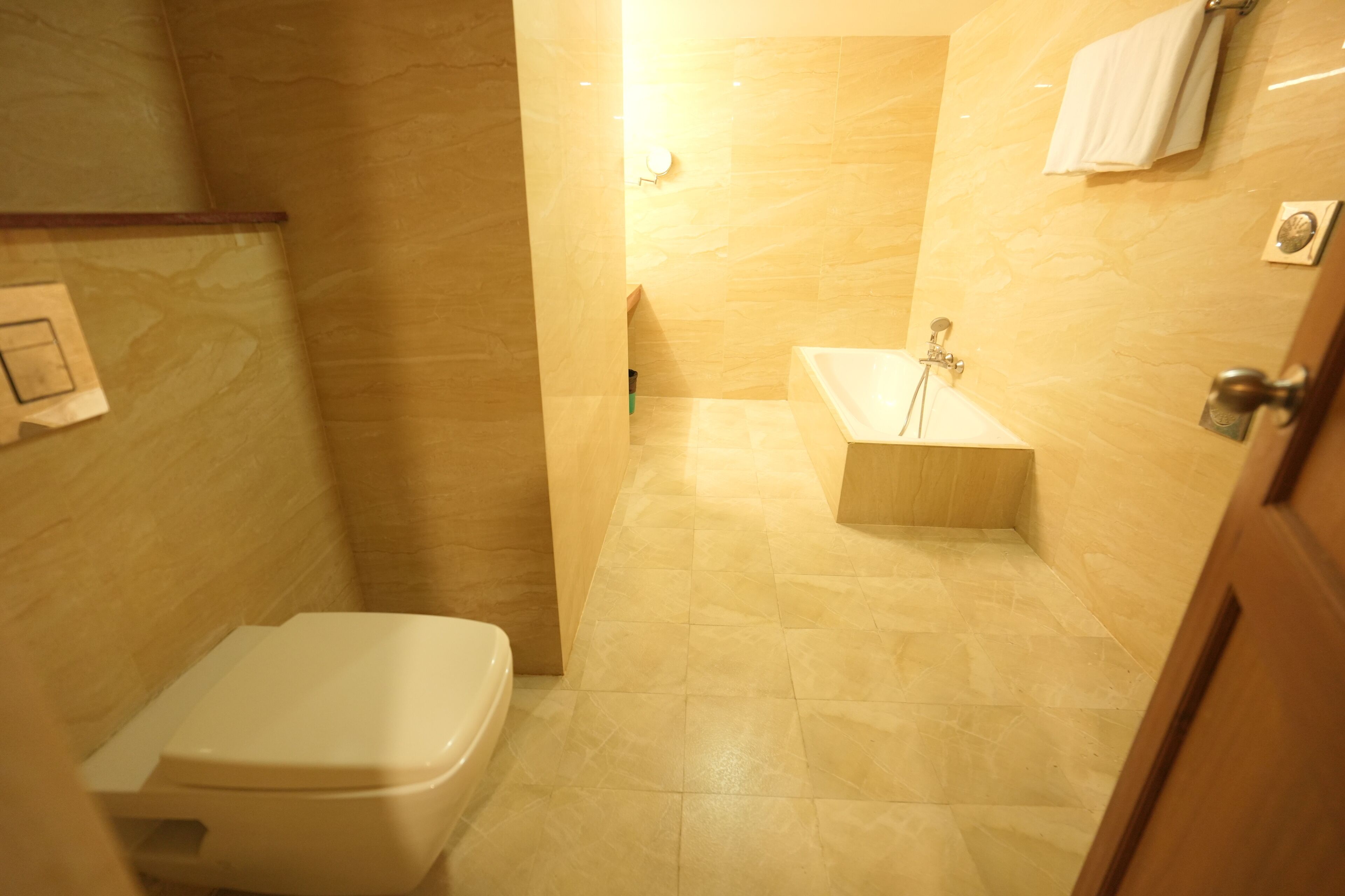 Un baño pequeño con inodoro, bañera y ducha.