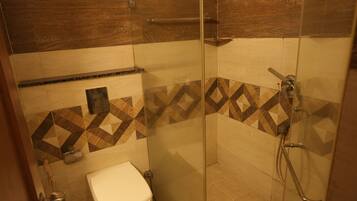 Deluxe-Doppel- oder -Zweibettzimmer, Stadtblick | Badezimmer