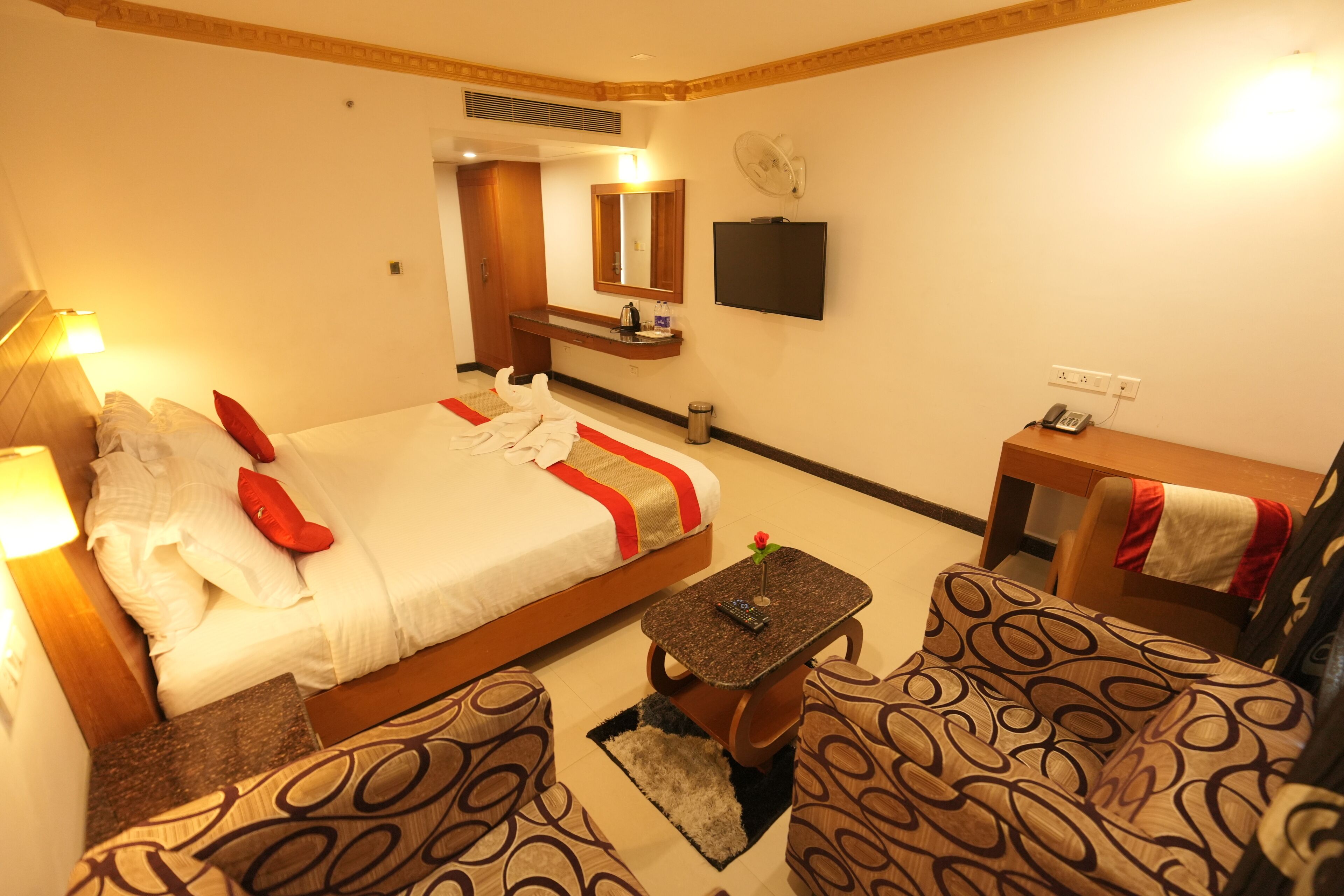 خزنة داخل الغرفة ومكتب ومساحة عمل للكمبيوتر المحمول وتجهيزات عازلة للصوت