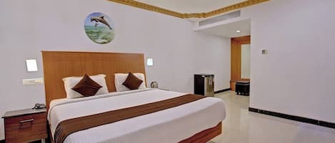 Suite Business, vista città | Cassaforte in camera, una scrivania, postazione laptop