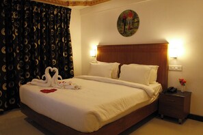 In-room safe, desk, laptop workspace, iron/ironing board - Hotel Meridian Inn (Tirunelveli)