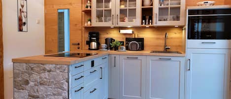 Coffee/tea maker, fridge, microwave, oven