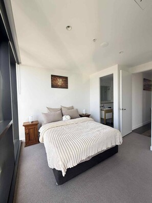 2 bedrooms, internet, bed sheets, wheelchair access - Cosy 2 bedroom apartment with pool, gym and sauna (Docklands)