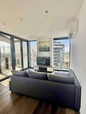 TV - Cosy 2 bedroom apartment with pool, gym and sauna (Docklands)