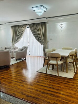 Premium-huone, parveke, kaupunkinäköala | Oleskelualue