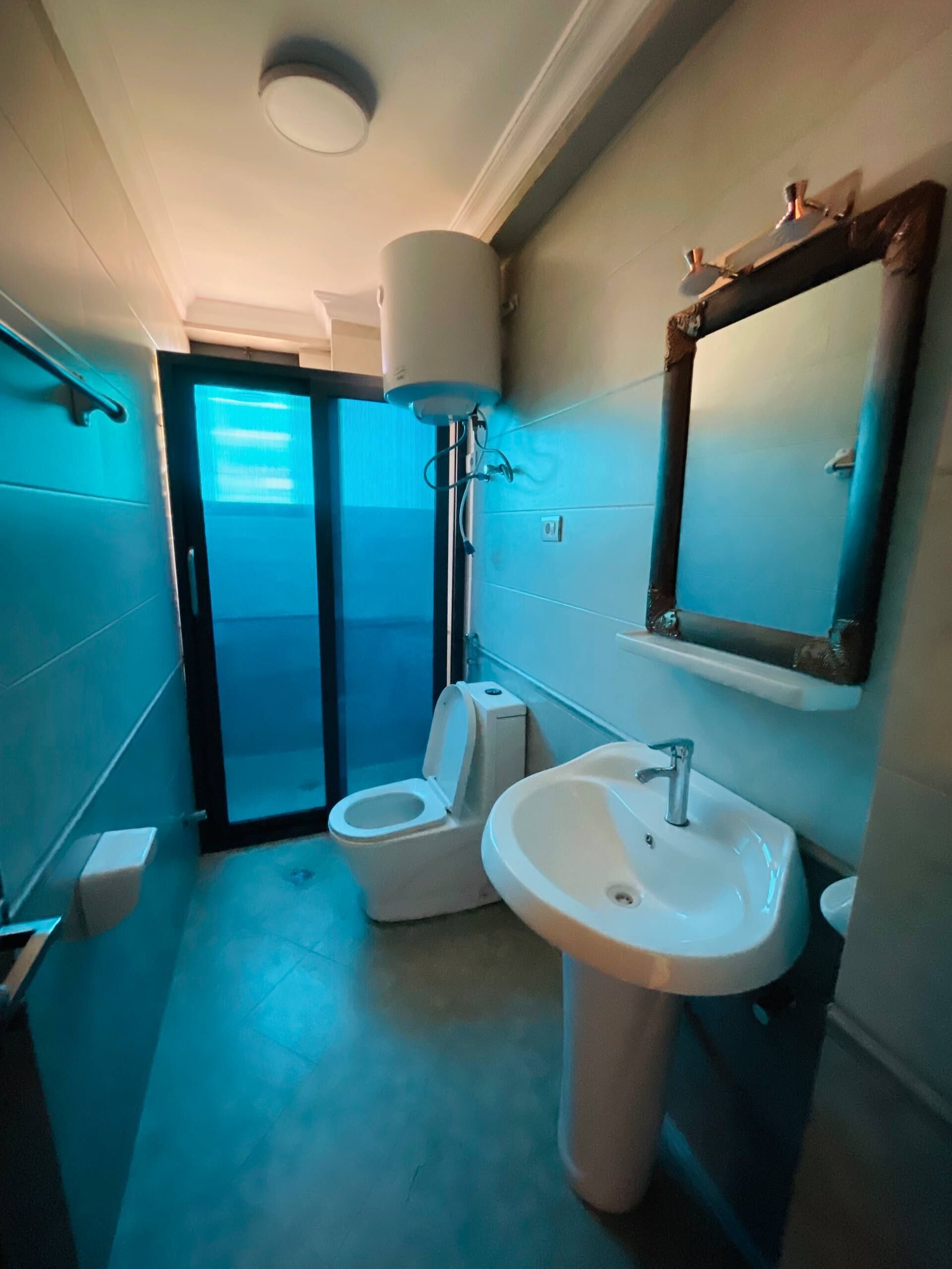 Un bany amb vàter, bidet, rentapel i mirall.