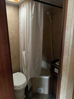 Towels, soap, toilet paper - Terrific 2-bedroom mobile home with AC in Charlotte (Charlotte)