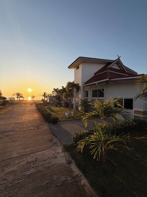 Property grounds - Romantic Beachside Retreat with Breathtaking Views (Saeng Arun)