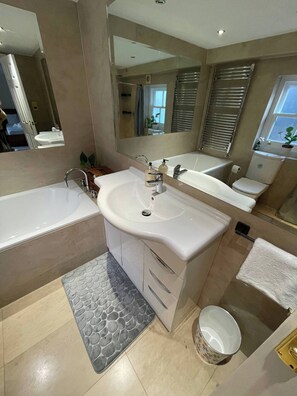 Suihku, hiustenkuivaaja, pyyhkeet