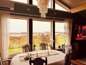 Dining - Cheerful cabin with sauna and great views (Vevang)