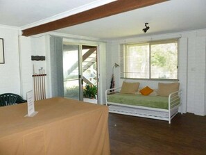 Room - South Coast Retreat ~ Retro Style Cunjurong Point Home (Cunjurong Point)