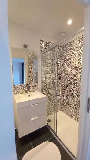 Shower, hair dryer - Charming apartment at heart of Brussels-Marolles (Bruxelles)