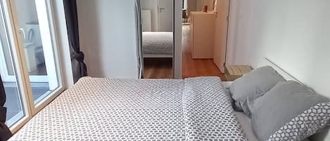 Een strijkplank/strijkijzer, internet, beddengoed