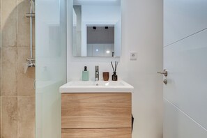 Toallas, jabón, papel de baño 