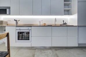 Private kitchen - Born 1BR Apartment in Quaint Barcelona with AC (Barcelona)