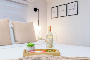 1 bedroom, iron/ironing board, WiFi, bed sheets - MíA Airport Modern Studio| 10 min Downtown/ Port (Miami)