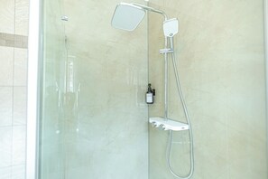 Basic-Apartment | Badezimmer | Dusche, kostenlose Toilettenartikel, Haartrockner, Handtücher