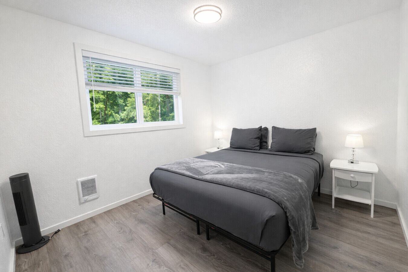 Desk, WiFi, bed sheets
