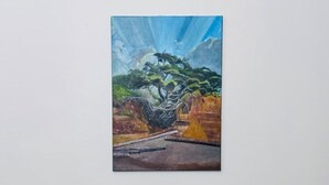 Ein Esstisch mit dunkler Holzplatte und weißen Stühlen, vor einem Gemälde, das einen Baum und eine Landschaft zeigt.