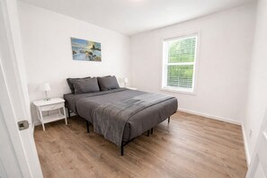 デスク、WiFi、ベッドシーツ