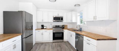 Refrigerador, microondas, horno y parrilla de estufa