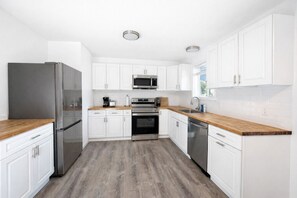 冷蔵庫、電子レンジ、オーブン、コンロ