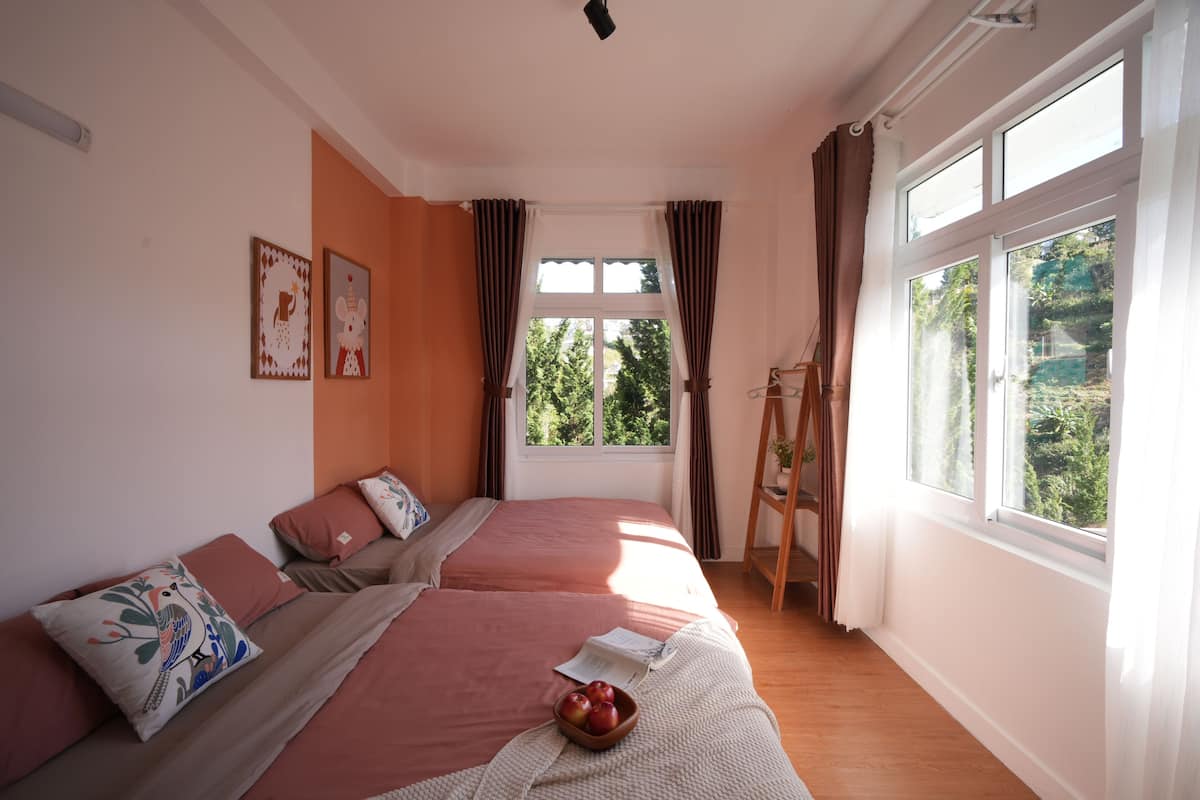 Apartamento familiar, vistas a la colina | Escritorio, espacio para trabajar con un portátil, cortinas opacas