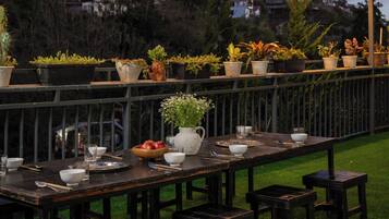 Estudio familiar, balcón, vistas a la colina | Escritorio, espacio para trabajar con un portátil, cortinas opacas