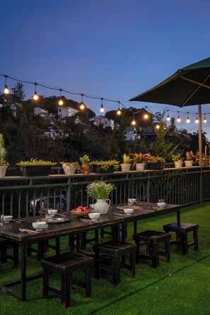 Estudio familiar, balcón, vistas a la colina | Escritorio, espacio para trabajar con un portátil, cortinas opacas